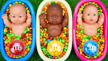 Learning Colors with Cute Baby Dolls and Colorful Candies